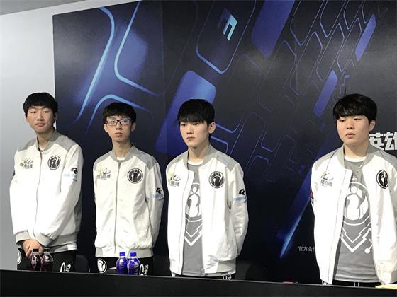 的中场布局 的中场布局